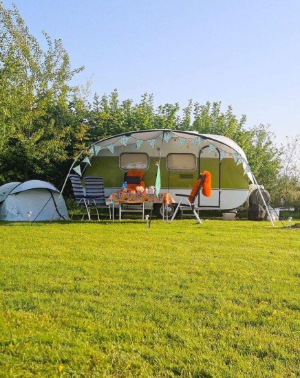 Camping-De-Kan-Hoeve-caravan-jaren-50-1-1280x960-crop-F2F5F3.jpg